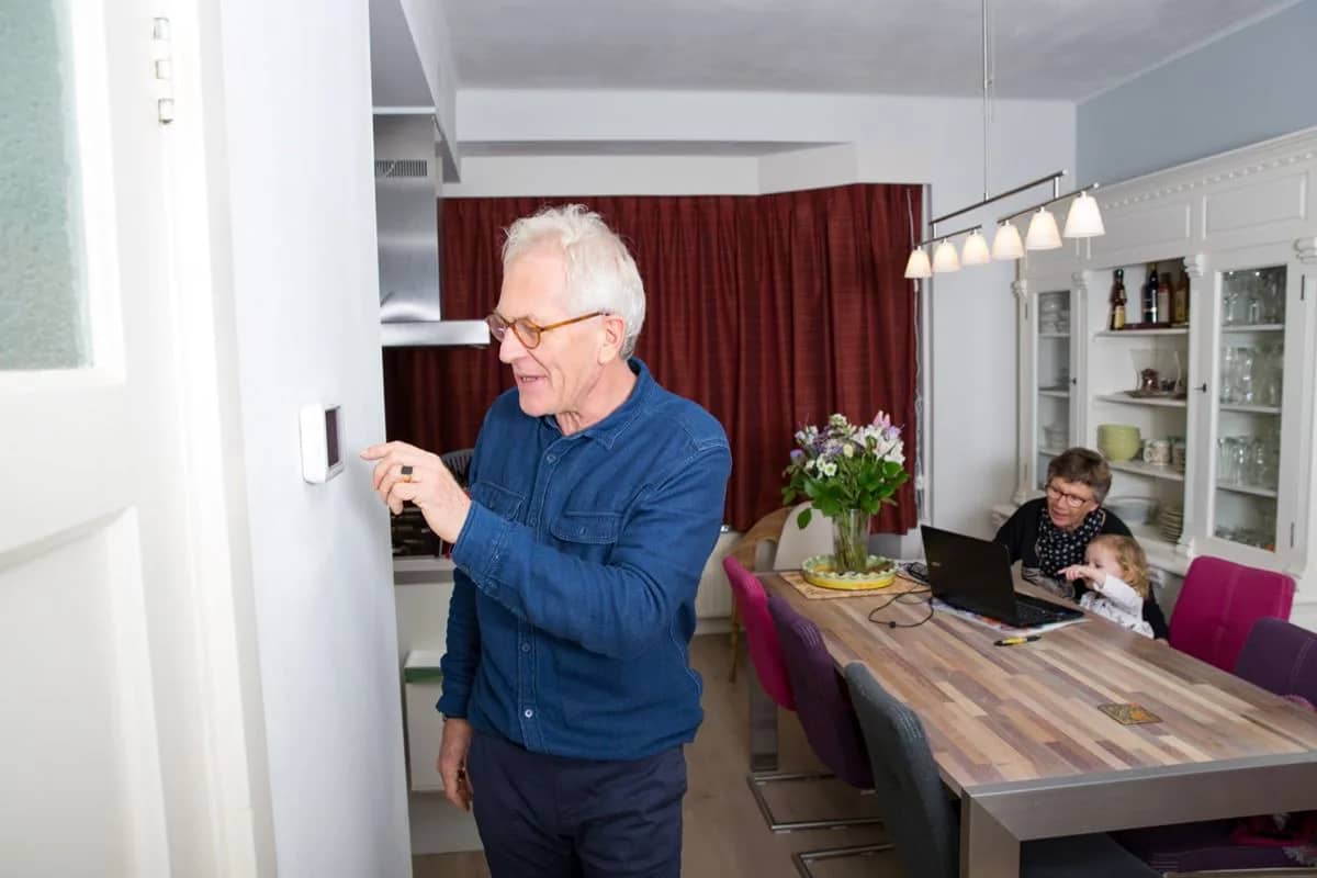 Smart Energy Management with a Home Battery